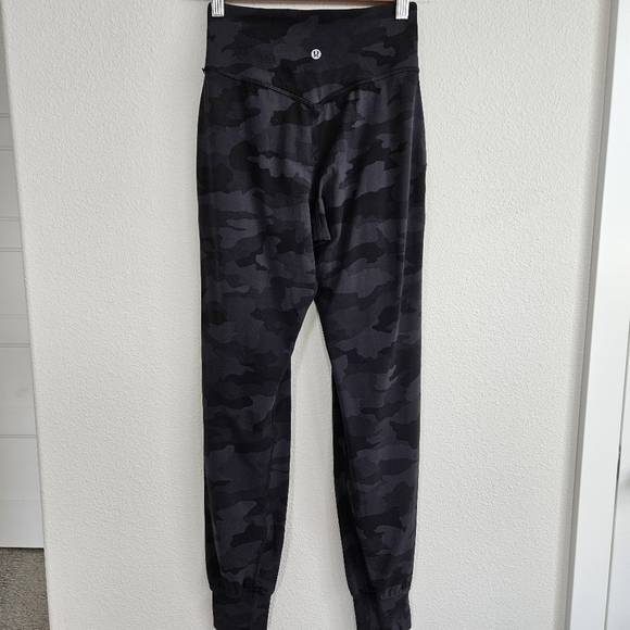 Lululemon Joggers Black Camouflage Joggers. Size 2 - Picture 3 of 5